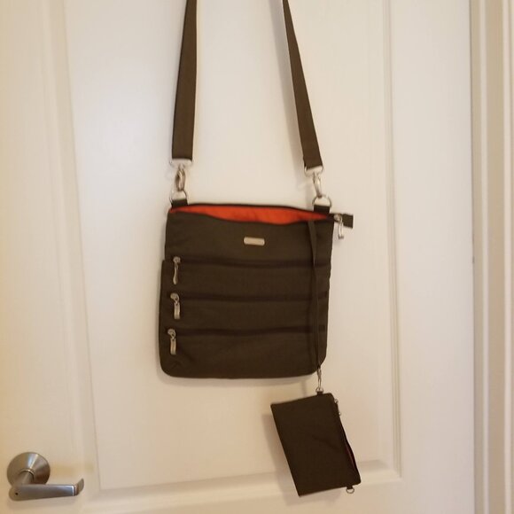 Baggallini Crossbody 4-zip Nylon Bag + wristlet  - NWOT - Picture 11 of 12